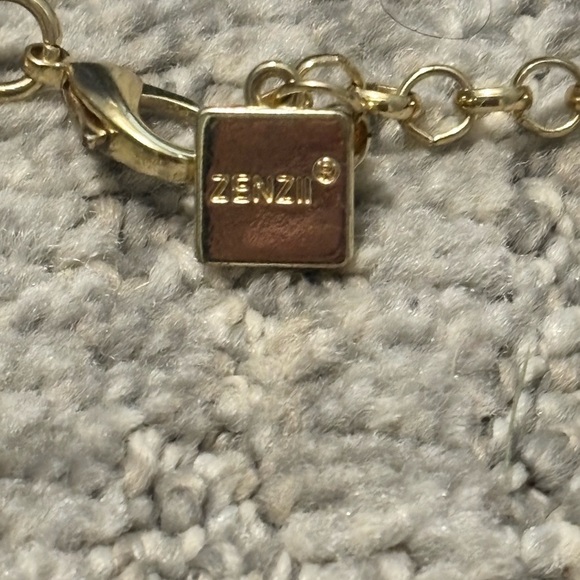 Zenzii Rose Resin Pendent Necklace - Picture 4 of 6